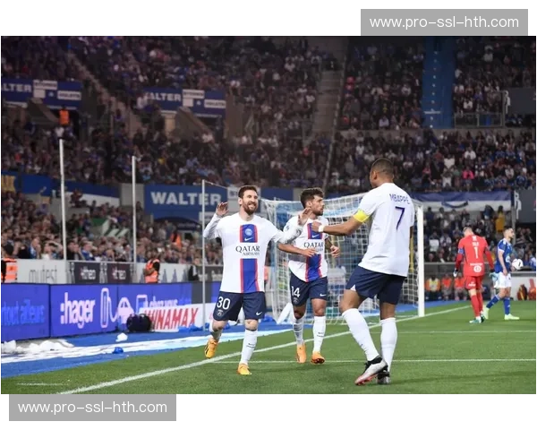 萨福诺夫扑点后振臂怒吼,斯特拉斯堡士气大振 萨福诺夫扑点后振臂怒吼,斯特拉斯堡士气大振