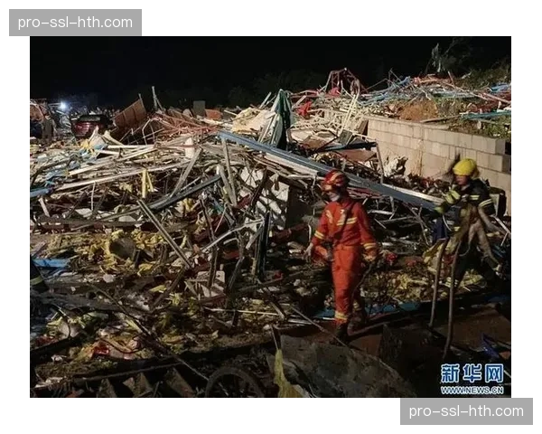 特写：飓风队医组在场边对受伤球员进行长达8分钟的紧急处理